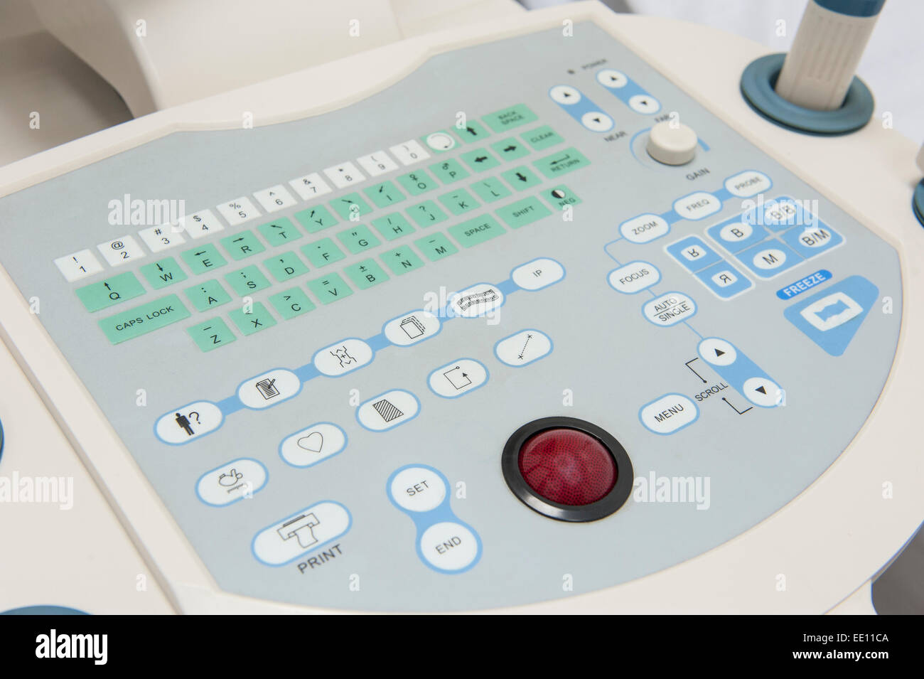 Primo piano un dettaglio di scanner ad ultrasuoni macchina tastiera di comando nel centro medico ospedale Foto Stock