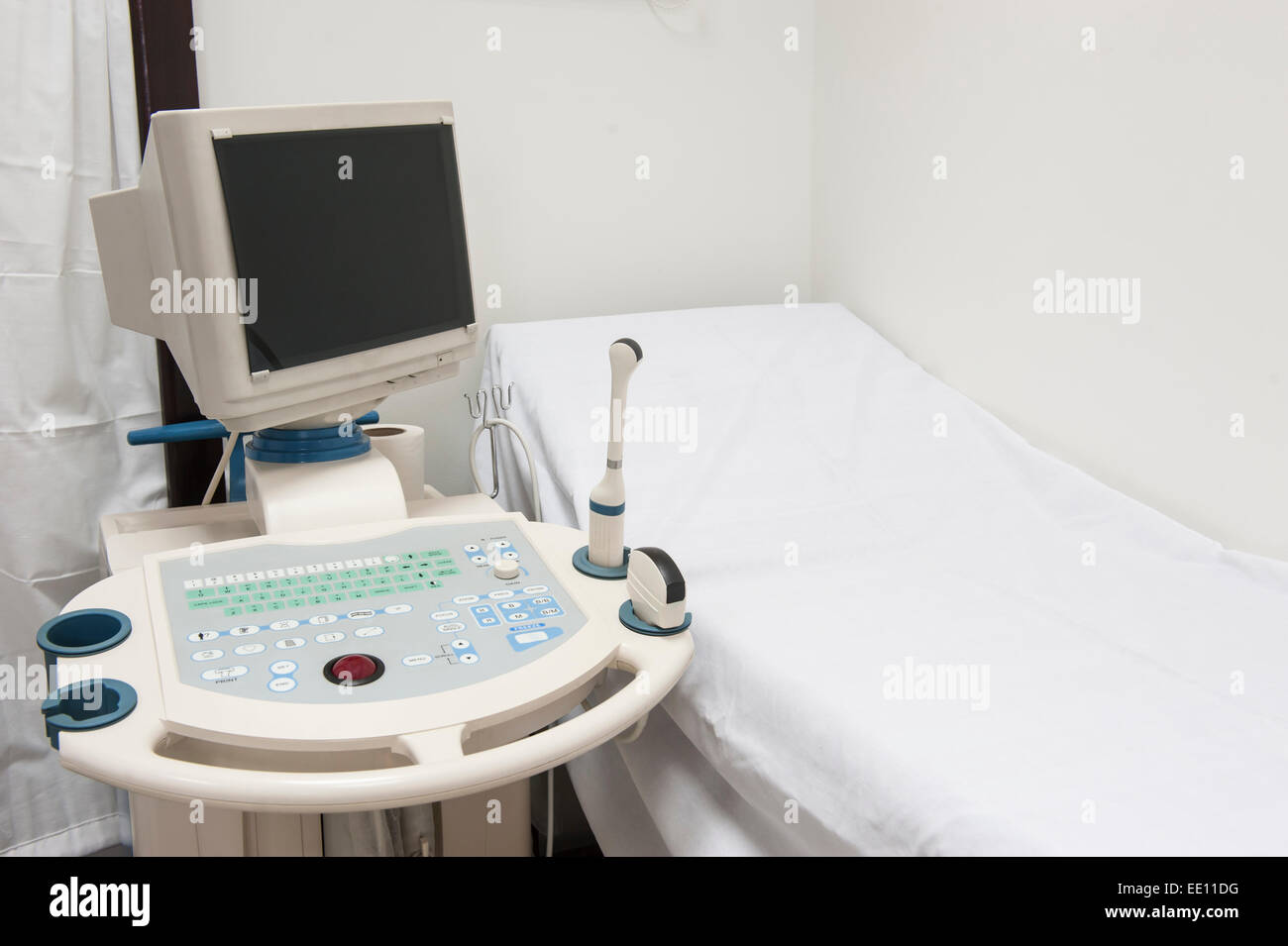 Lettino con scanner ad ultrasuoni macchina nel centro medico ospedale Foto Stock