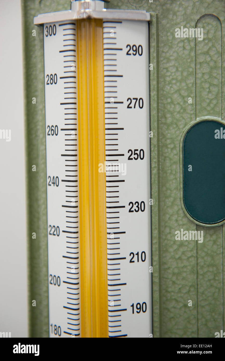 Primo piano dettaglio di scala sul sangue manometro nel centro medico ospedale Foto Stock