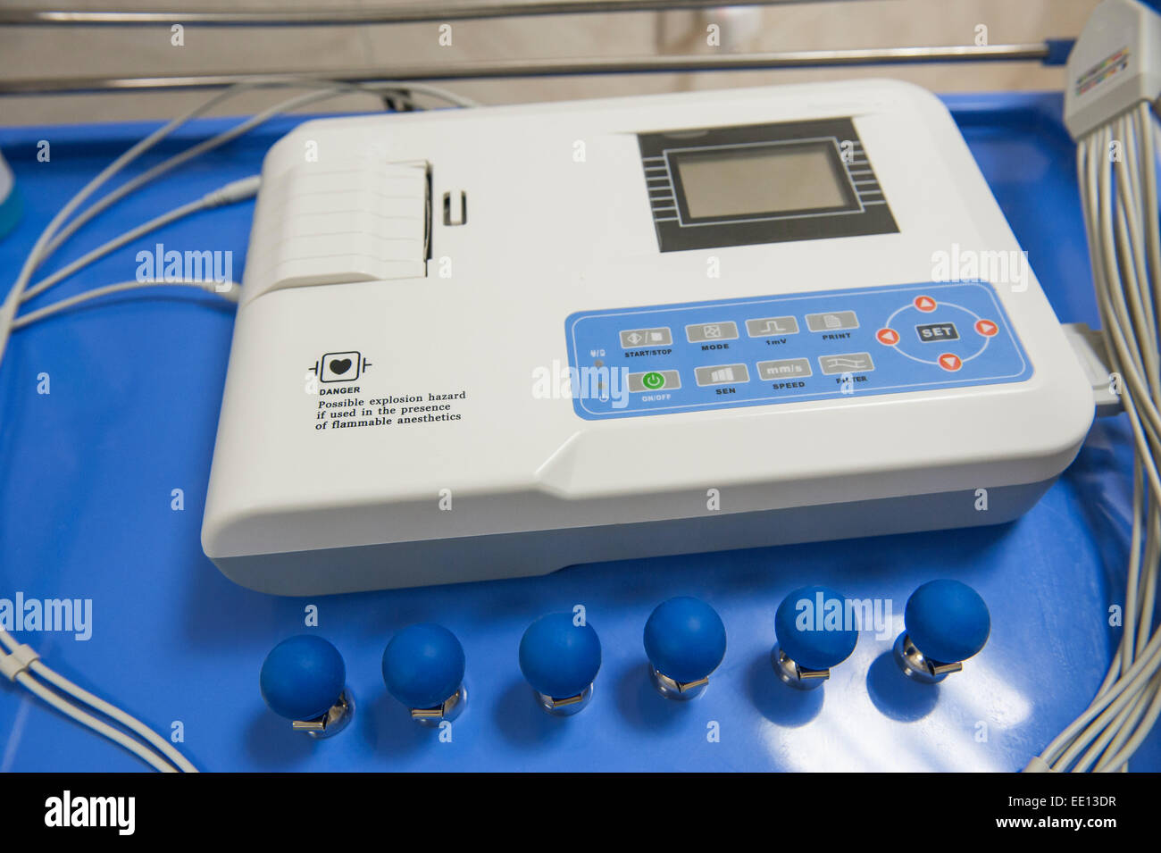 Primo piano particolare di una macchina di ECG con elettrodi in un centro medico ospedale Foto Stock