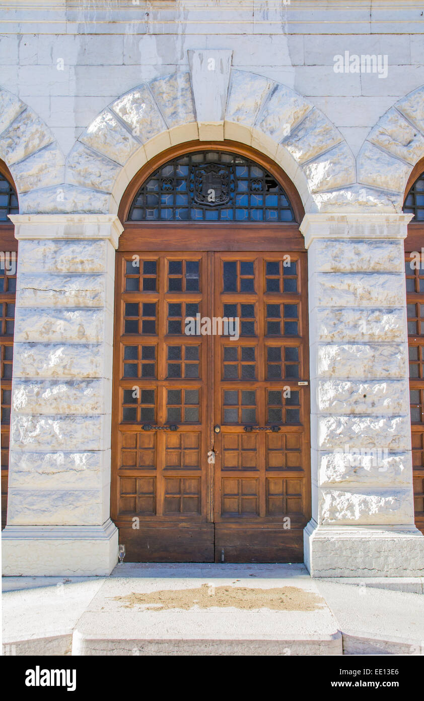 Portale in legno di un palazzo italiano Foto Stock