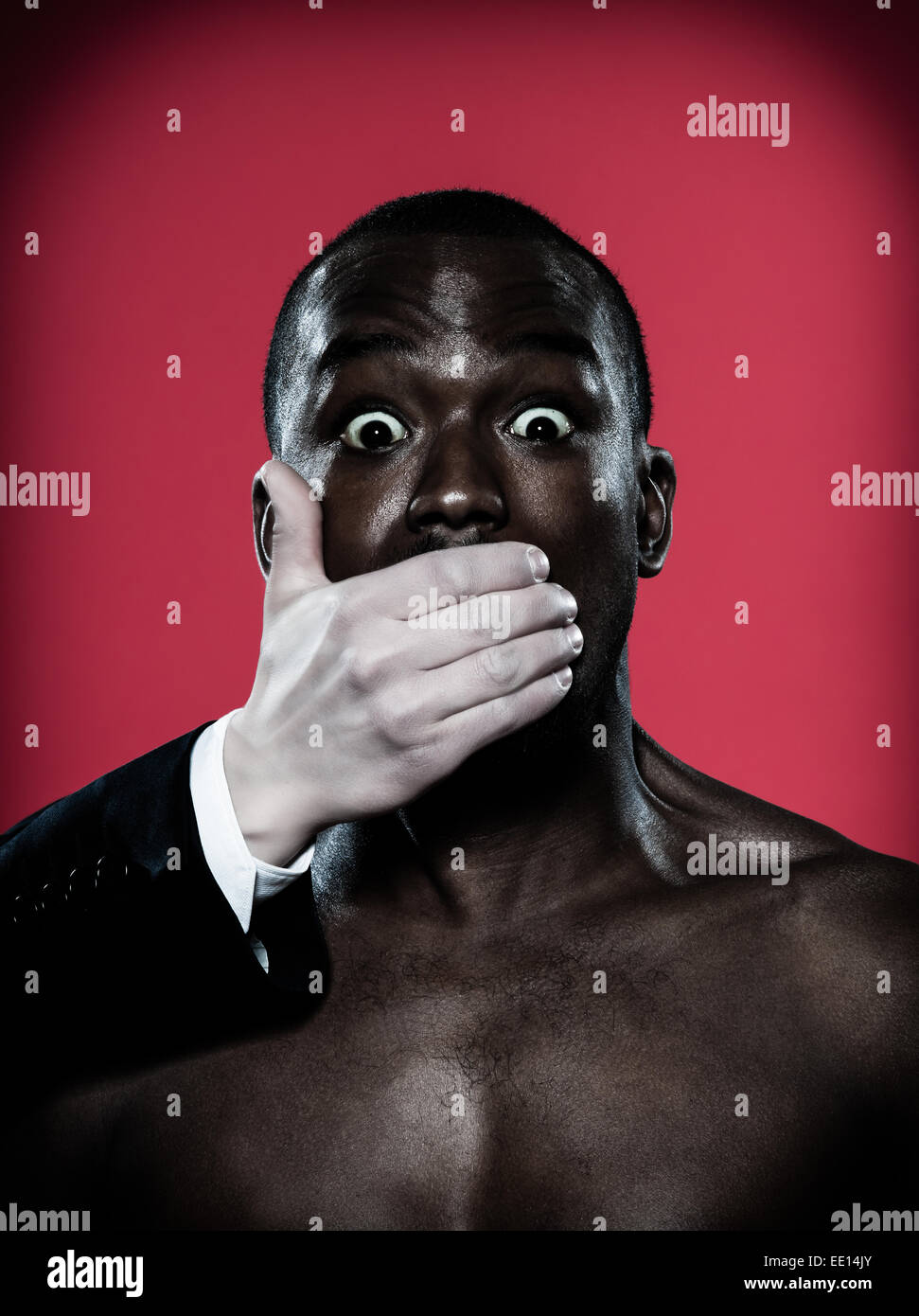 Un africano man mano sulla sua bocca la libertà di parola concetto Foto Stock