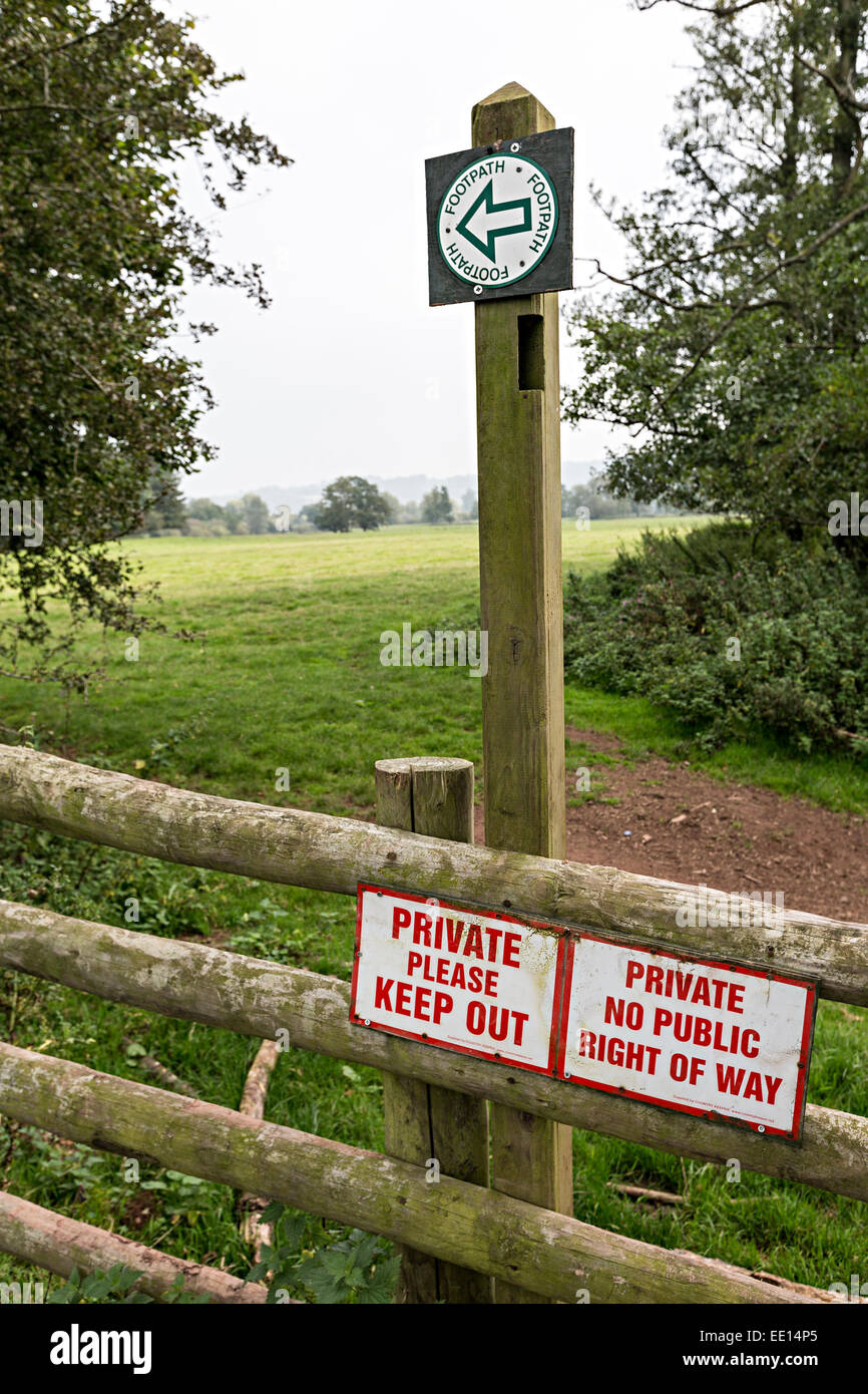 Segno di un sentiero privato con tenere fuori nessun diritto di segni, Usk Valley a piedi, Monmouthshire, Wales, Regno Unito Foto Stock