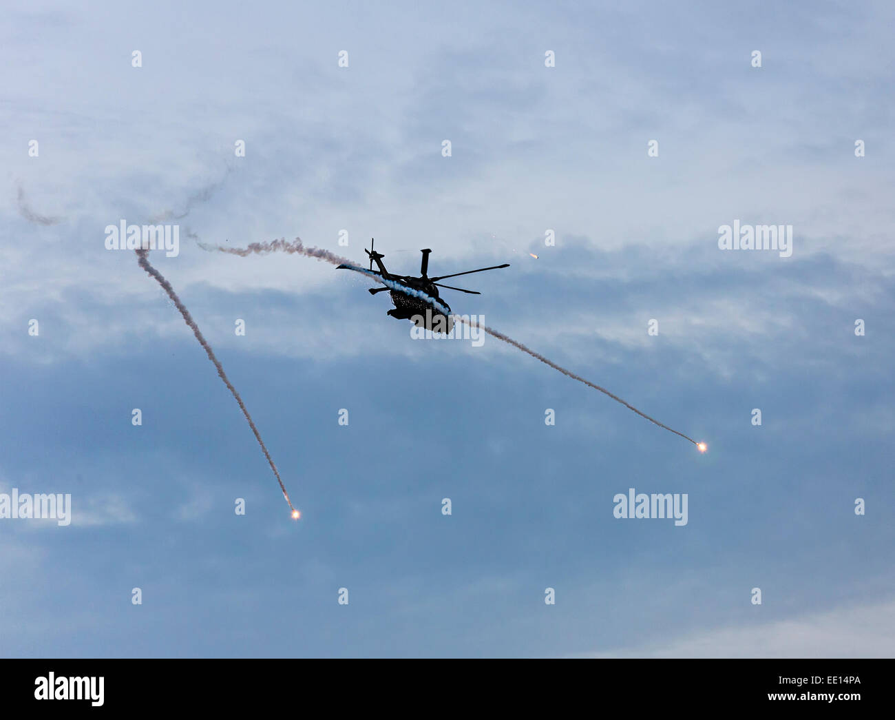 Elicottero militare di sparare razzi di segnalazione durante l'esercizio, Donna Nook, Lincolnshire, England, Regno Unito Foto Stock