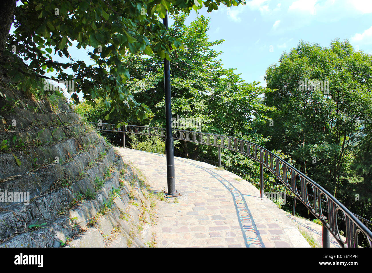 Bella sassoso sentiero nel parco della città di Leopoli Foto Stock