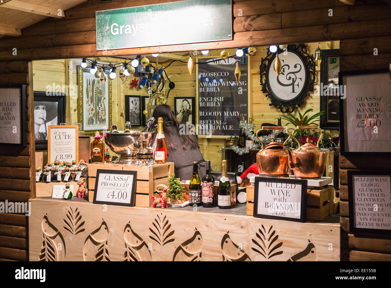 Bancarella vendendo un vin brulé con il brandy e il Prosecco al tradizionale centro di Southbank Festival invernale e il Mercato di Natale, Embankment, Londra Foto Stock