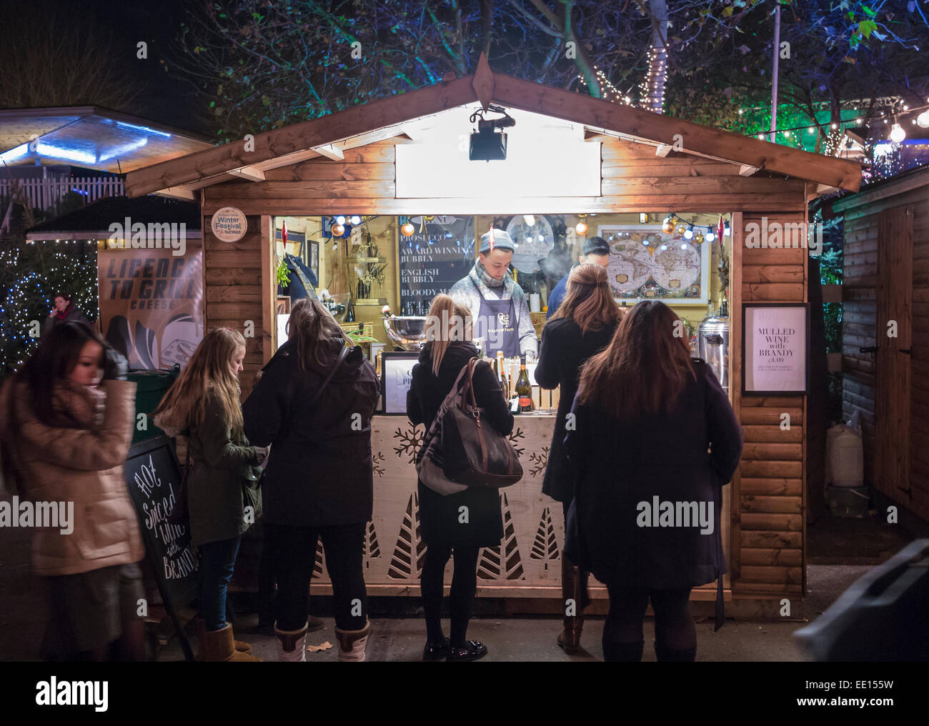 Bancarella vendendo vin brulè con brandy all'Southbank Festival invernale e il Mercato di Natale, London, Regno Unito Foto Stock
