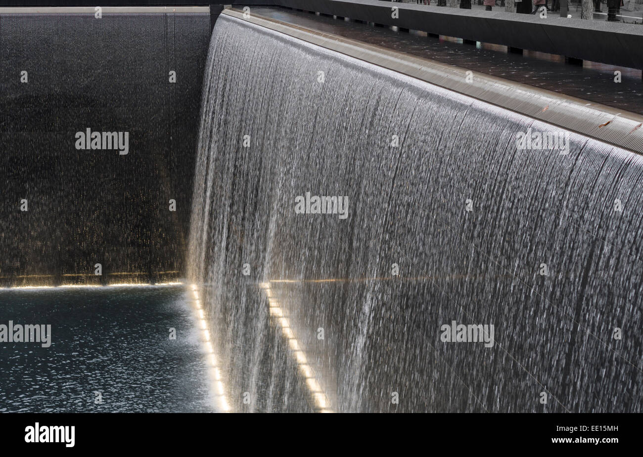 Settembre xi Memorial cade dettaglio. Dettaglio della cascata che costituisce una parte fondamentale del World Trade Center 9/11 memorial Foto Stock