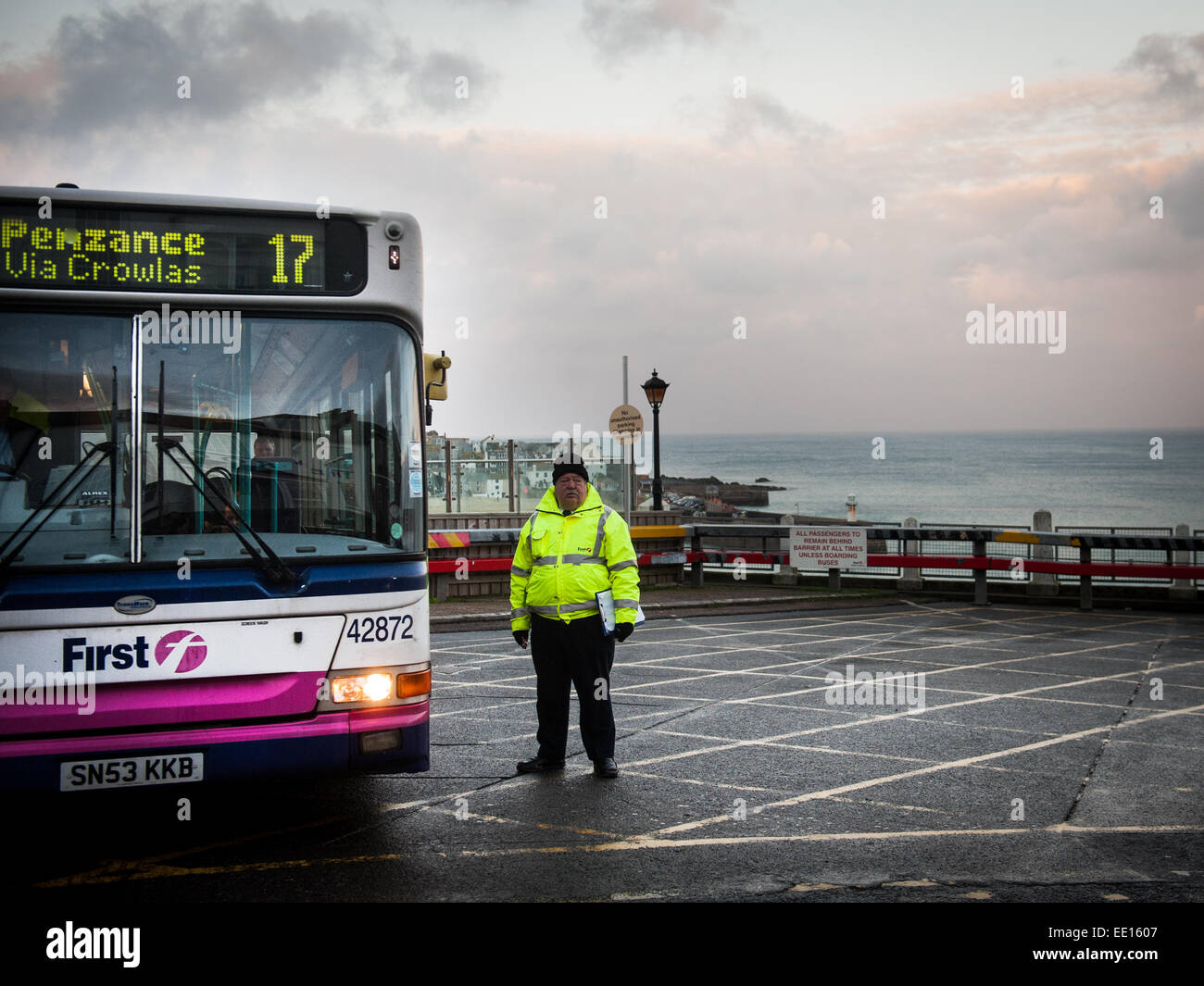 Bus driver del no.17 bus che va da Saint Ives a Penzance in Cornovaglia,UK Foto Stock