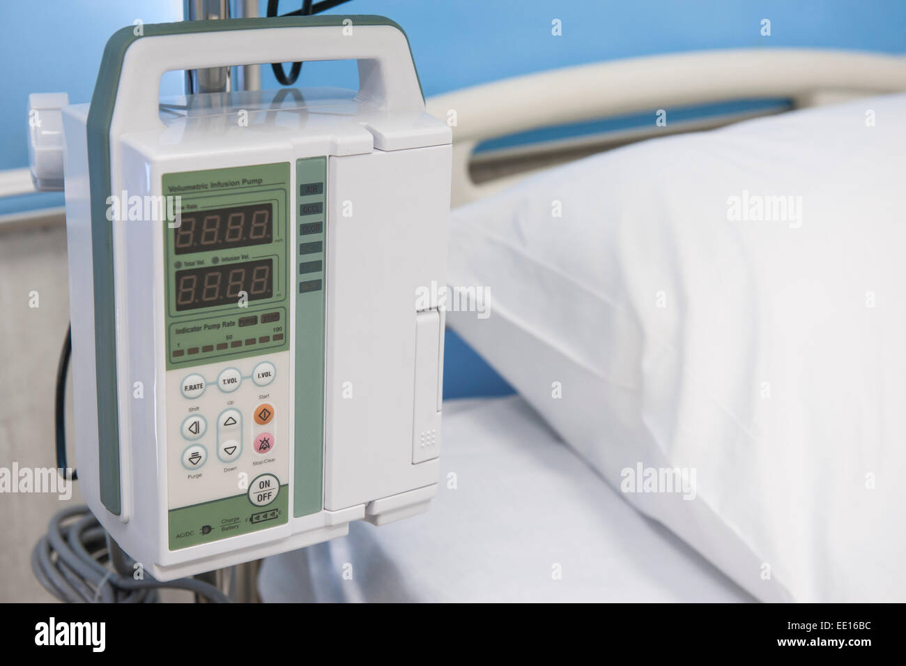 Primo piano dettaglio di un sistema elettronico di infusione medicale pannello di controllo macchina Foto Stock
