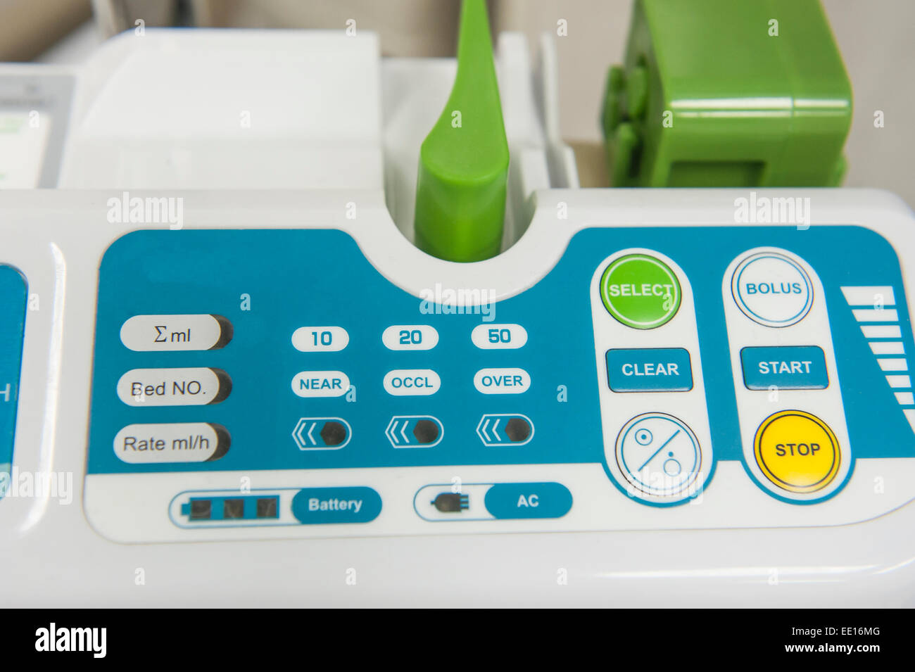 Primo piano dettaglio della tecnologia hi-tech electronic medical le apparecchiature di monitoraggio in un centro sanitario ospedale Foto Stock