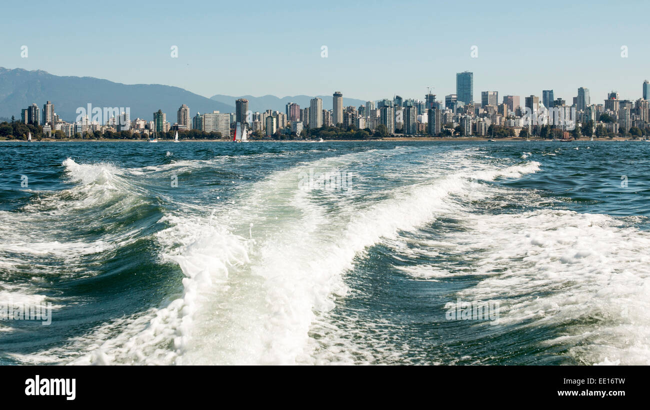 Skyline di Vancouver , British Columbia, dall'acqua in una giornata di sole Foto Stock