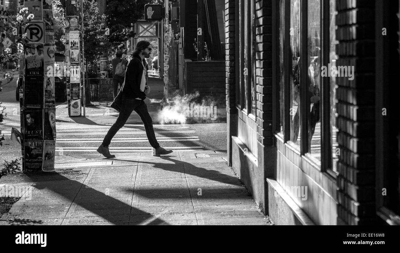 Vestiti alla moda uomo cammina sulla strada a Capitol Hill quartiere di Seattle Foto Stock