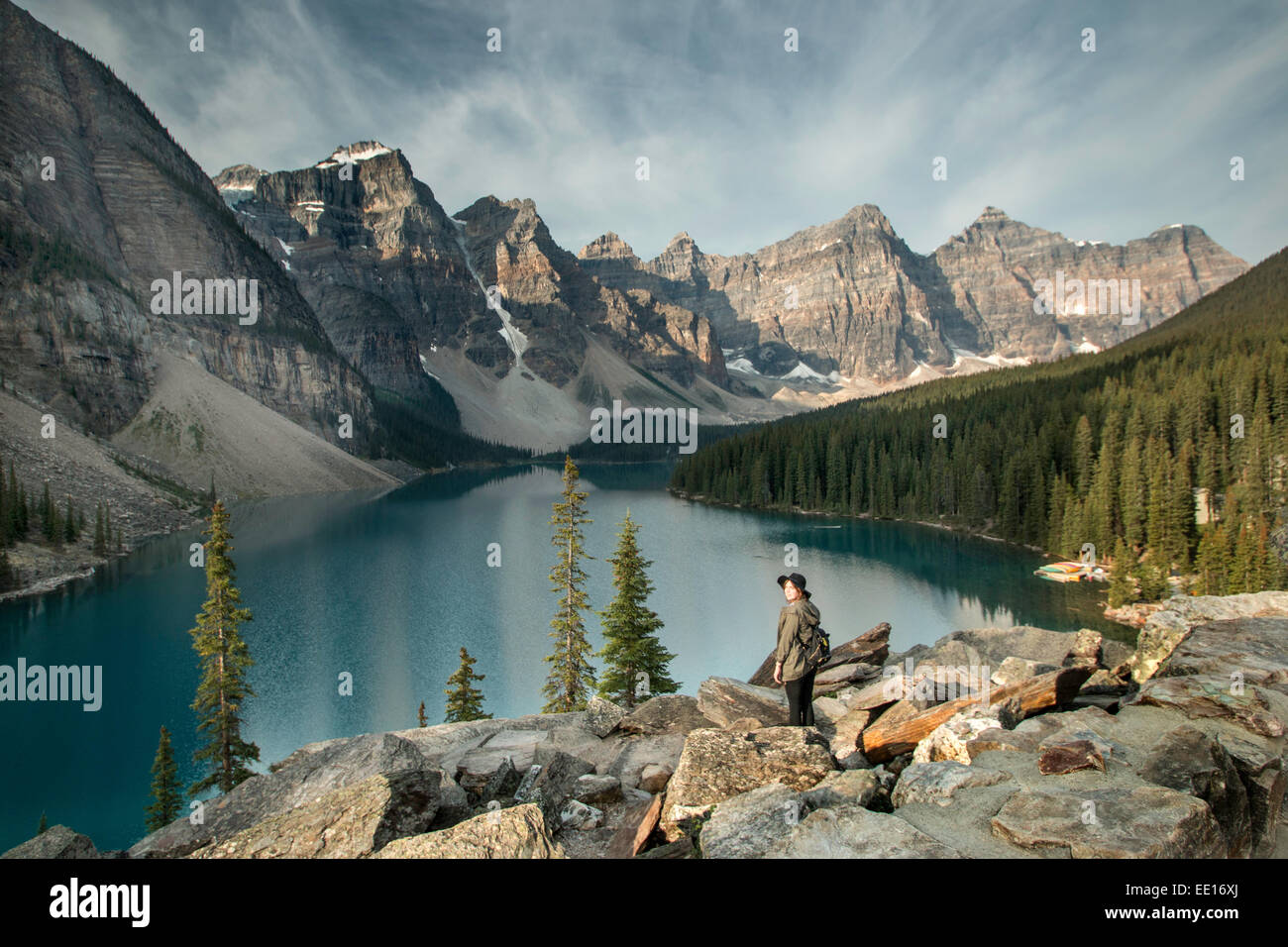 Giovane donna che si affaccia sul Lago Moraine presso il Parco Nazionale di Banff in Canada Foto Stock