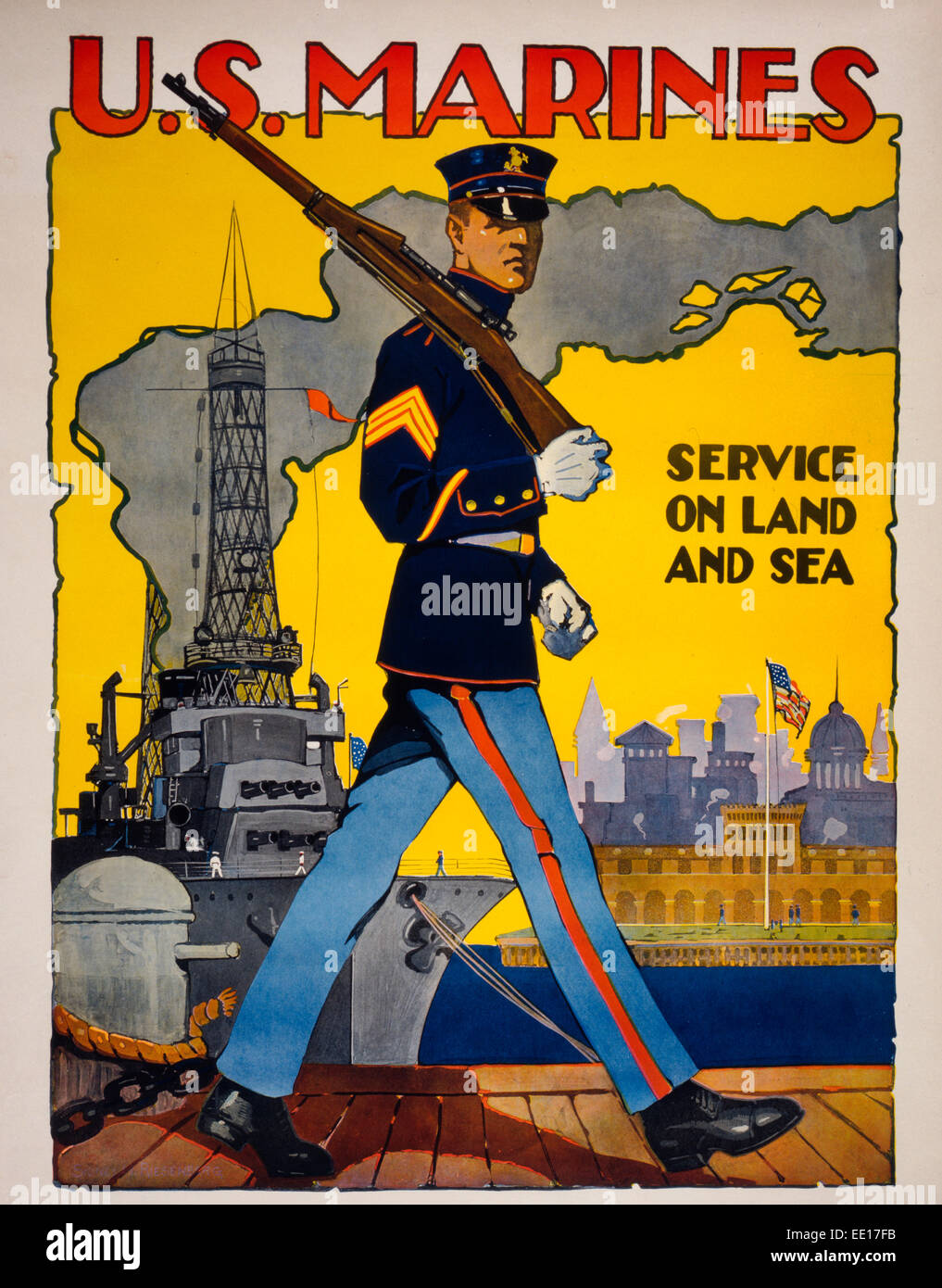 Stati Uniti Marine Corps - Servizio di terra e di mare. Il reclutamento di poster che mostra un marine vestito in uniforme, marciare lungo un dock, con nave, fort e dello skyline della città in background, circa 1917 Foto Stock