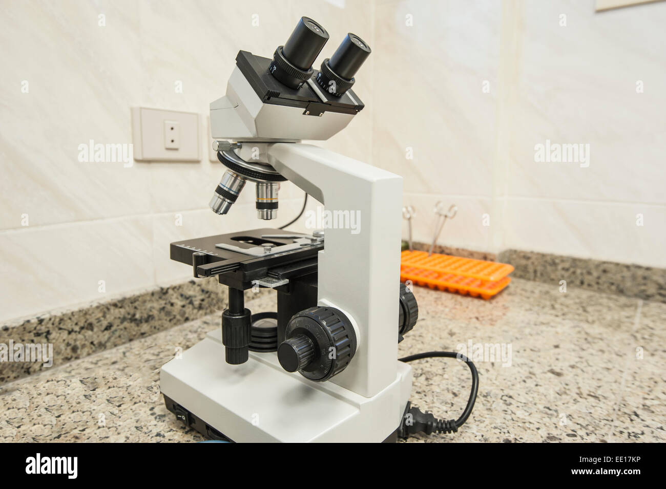 Primo piano dettaglio di un microscopio in laboratorio di ricerca Foto Stock