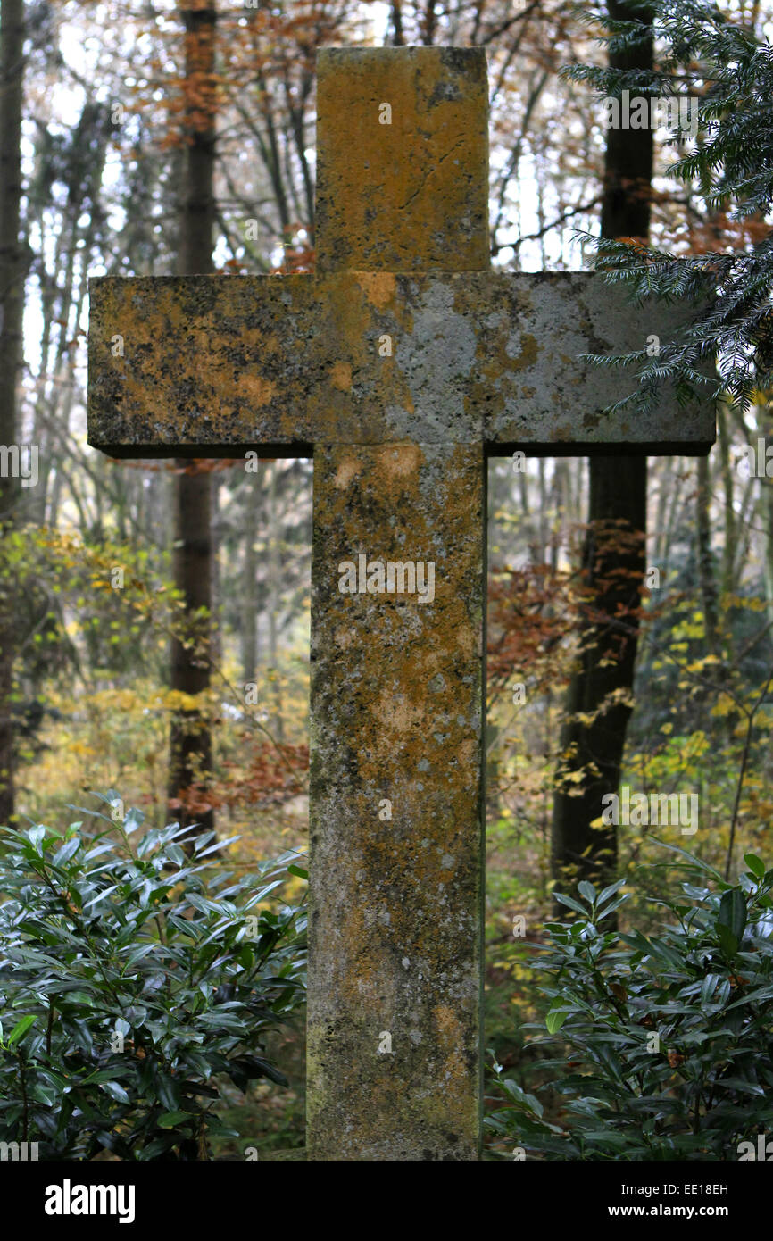 Grabkreuz, Grab auf einem Friedhof un Allerheiligen Foto Stock