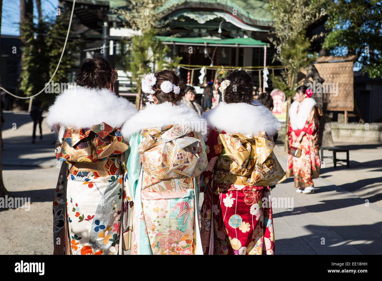 Tokyo, Giappone. Il 12 gennaio, 2015. Giapponese donne vestite in kimono celebrare diventando adulti su 12 gennaio 2015 al Santuario Katori in Katushika Ward a Tokyo, Giappone. La venuta del giorno di età le celebrazioni sono tenuti in tutto il paese il secondo lunedì del mese di gennaio e la nuova per adulti che hanno girato 20 durante l'anno passato visitare santuari locali e partecipare a eventi speciali a livello locale e uffici prefettizio. (Foto Martin Hladik/NipponNews) Credito: Aflo Co. Ltd./Alamy Live News Foto Stock