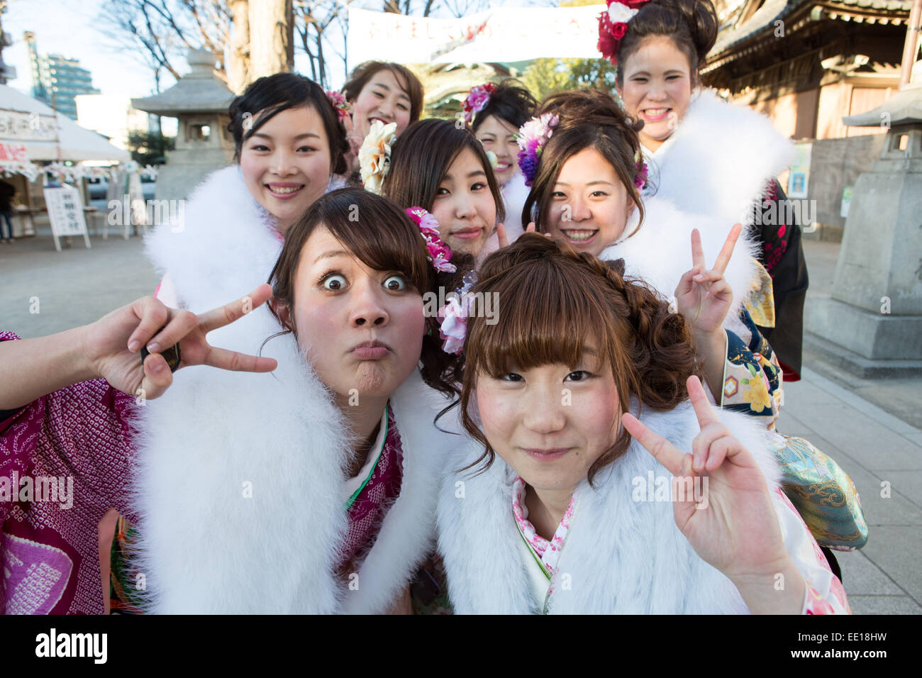 Tokyo, Giappone. Il 12 gennaio, 2015. Giapponese donne vestite in kimono celebrare diventando adulti su 12 gennaio 2015 al Santuario Katori in Katushika Ward a Tokyo, Giappone. La venuta del giorno di età le celebrazioni sono tenuti in tutto il paese il secondo lunedì del mese di gennaio e la nuova per adulti che hanno girato 20 durante l'anno passato visitare santuari locali e partecipare a eventi speciali a livello locale e uffici prefettizio. (Foto Martin Hladik/NipponNews) Credito: Aflo Co. Ltd./Alamy Live News Foto Stock