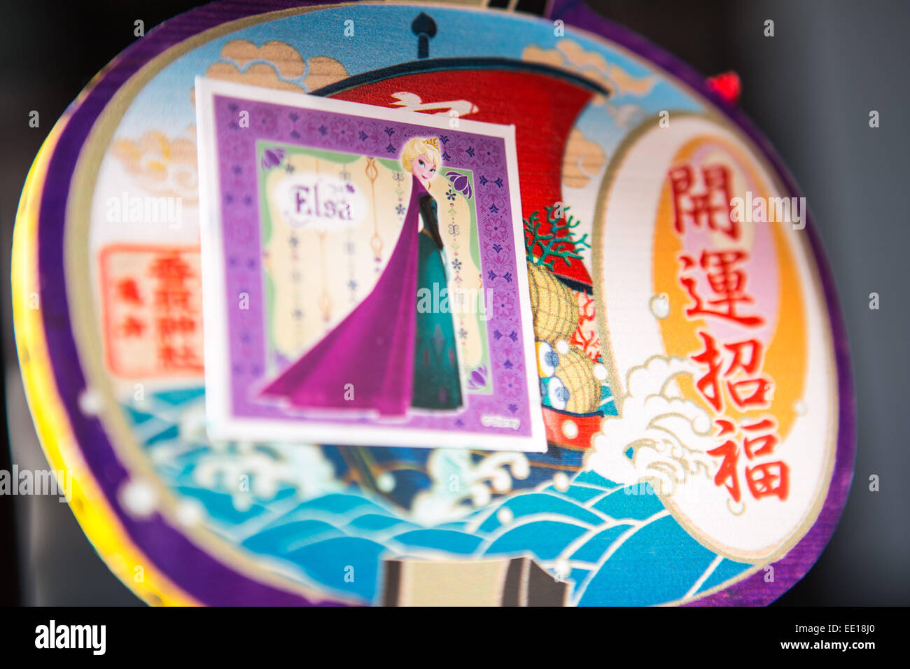 Ema compresi Disney adesivi congelati a Katori Santuario il 12 gennaio 2015 in Katushika Ward a Tokyo, Giappone. Ema sono piccole placche in legno su cui lo Shintoismo adoratori di scrivere le loro preghiere o desideri e sono popolari in tutto il nuovo anno come record persone per la loro risoluzione. (Foto Martin Hladik/NipponNews) Foto Stock