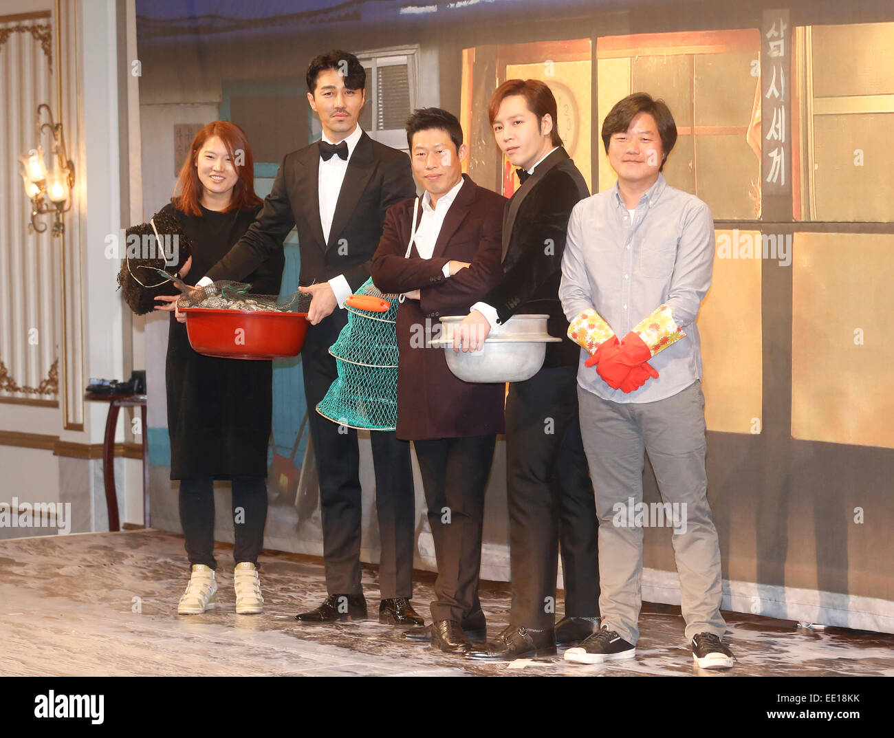 Shin Hyo-Jeong, Cha Seung-Won, Yu Hae-Jin Jang Keun-Suk e Na Young-Seok, Jan 09, 2015 : (L-R) sud coreano produttore TV Shin Hyo-Jeong, attore Cha Seung-Won, attore Yu Hae-Jin, attore e cantante Jang Keun-Suk e produttore televisivo Na Young-Seok pongono nel corso di una conferenza stampa per 'tre pasti al giorno", uno spettacolo di varietà di tvN, CJ E&M, a Seul, in Corea del Sud. © Lee Jae-Won/AFLO/Alamy Live News Foto Stock