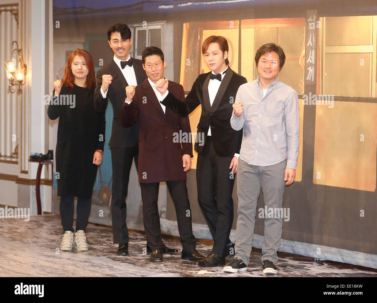 Shin Hyo-Jeong, Cha Seung-Won, Yu Hae-Jin Jang Keun-Suk e Na Young-Seok, Jan 09, 2015 : (L-R) sud coreano produttore TV Shin Hyo-Jeong, attore Cha Seung-Won, attore Yu Hae-Jin, attore e cantante Jang Keun-Suk e produttore televisivo Na Young-Seok pongono nel corso di una conferenza stampa per 'tre pasti al giorno", uno spettacolo di varietà di tvN, CJ E&M, a Seul, in Corea del Sud. © Lee Jae-Won/AFLO/Alamy Live News Foto Stock