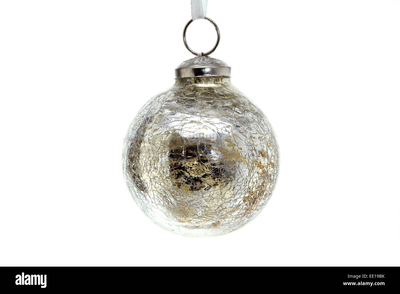 Weihnachtsschmuck, silberne Christbaumkugel Foto Stock