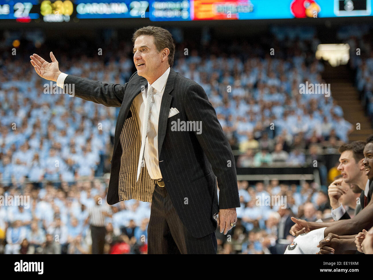 Jan 10, 2015 - Chapel Hill, North Carolina, Stati Uniti d'America - Louisville Cardinali Head Coach RICK PITINO come l'università di North Carolina Tarheels sconfitto il Louisville Cardinali con un punteggio finale di 72-71 come hanno giocato mens college basketball presso il Dean Smith Center situato a Chapel Hill. Copyright 2015 Jason Moore. © Jason Moore/ZUMA filo/Alamy Live News Foto Stock