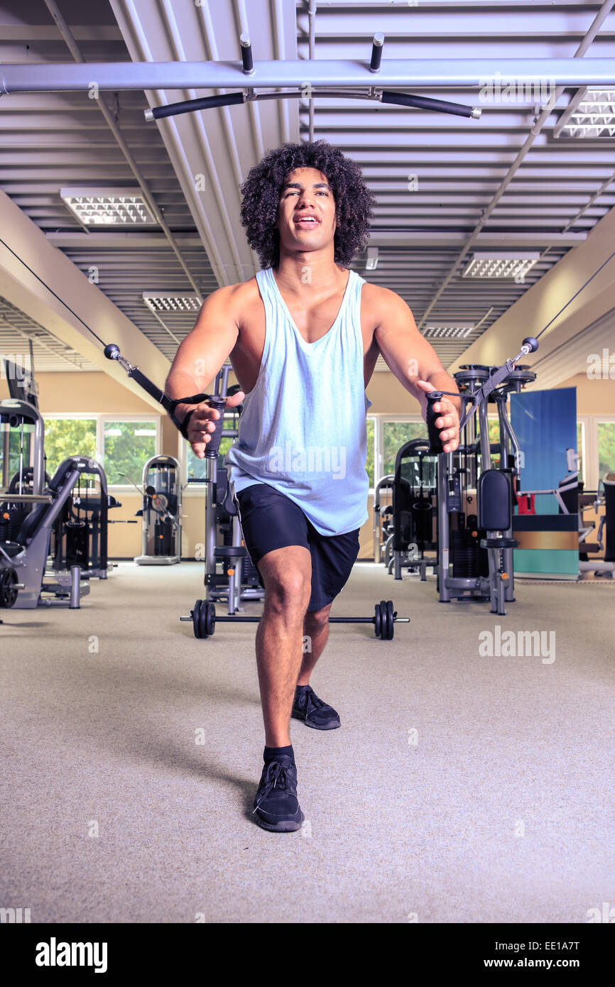 Giovane uomo in allenamento in palestra Foto Stock