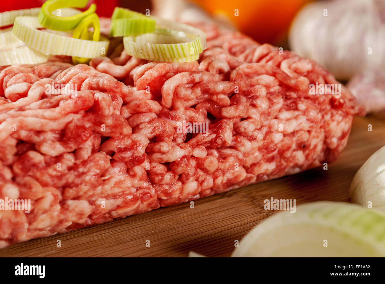 La carne macinata con verdure sulla piastra di legno Foto Stock