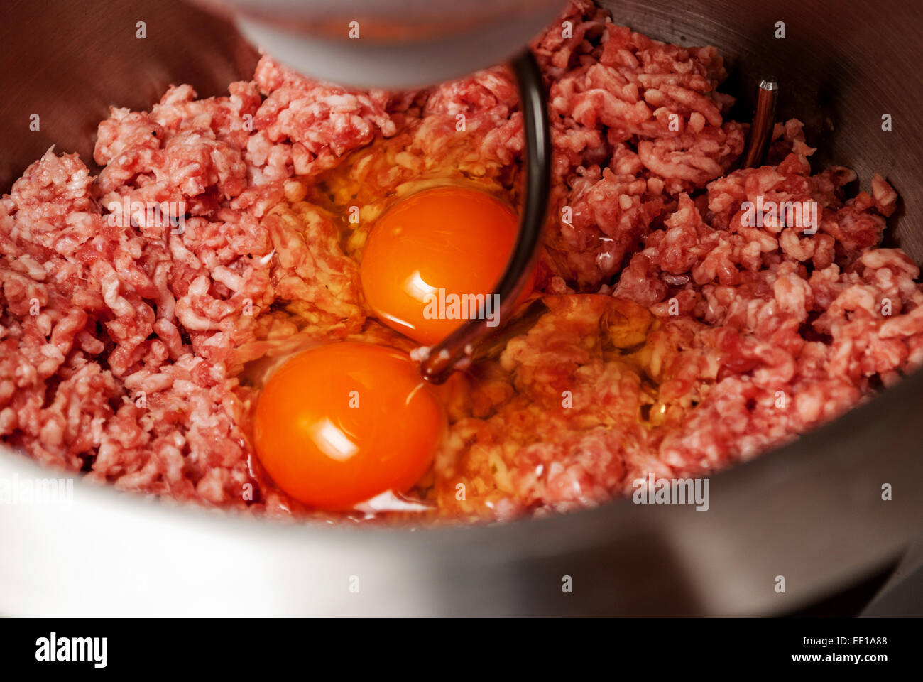 La carne macinata con le uova nel mescolatore di cibo Foto Stock