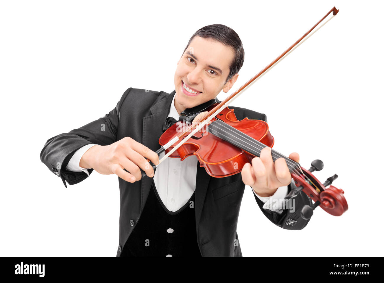 Allegro giovane musicista giocando un violino isolati su sfondo bianco Foto Stock