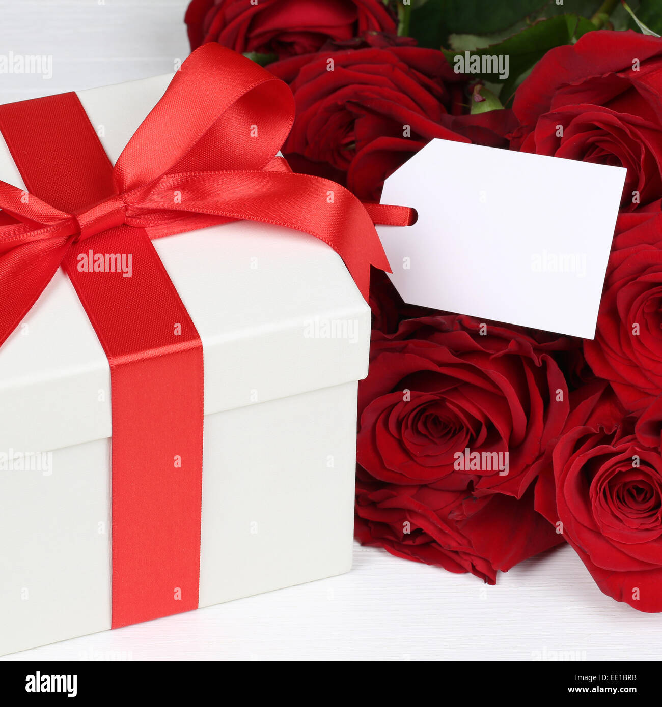 Confezione regalo con tag vuoto e copyspace per il compleanno di San Valentino o la festa della mamma Foto Stock