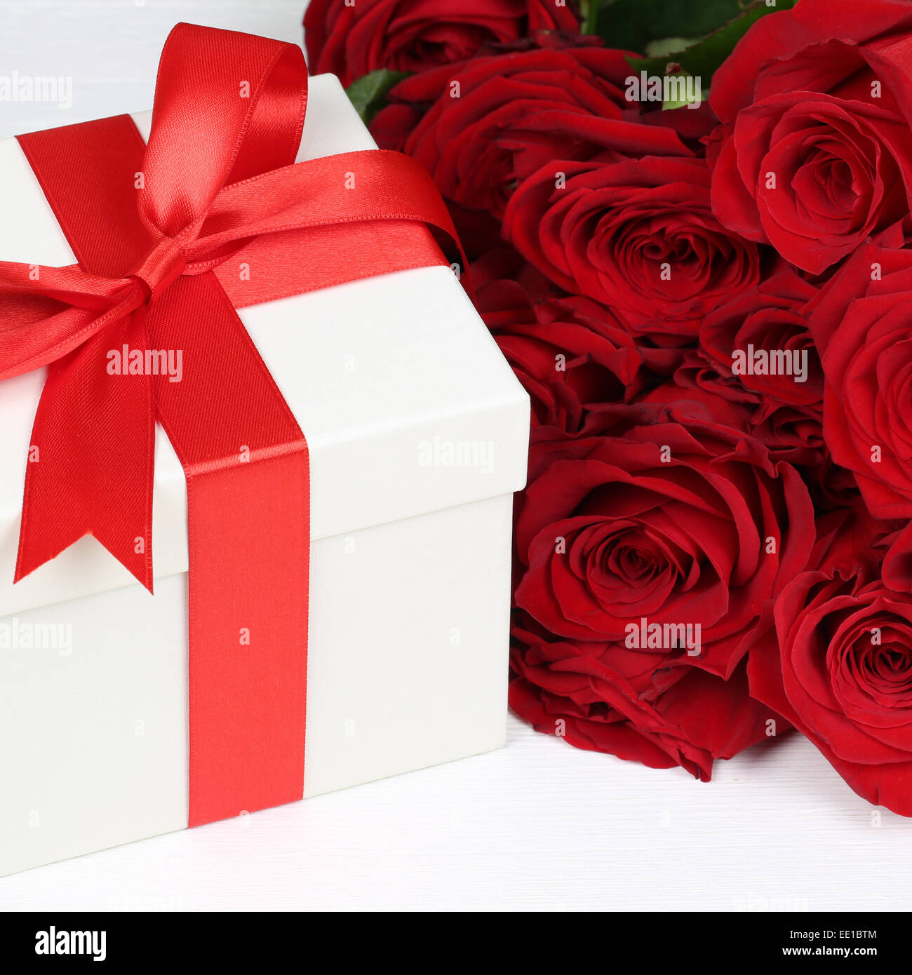 Presente con rose fiori per regali di compleanno, di San Valentino o la festa della mamma Foto Stock