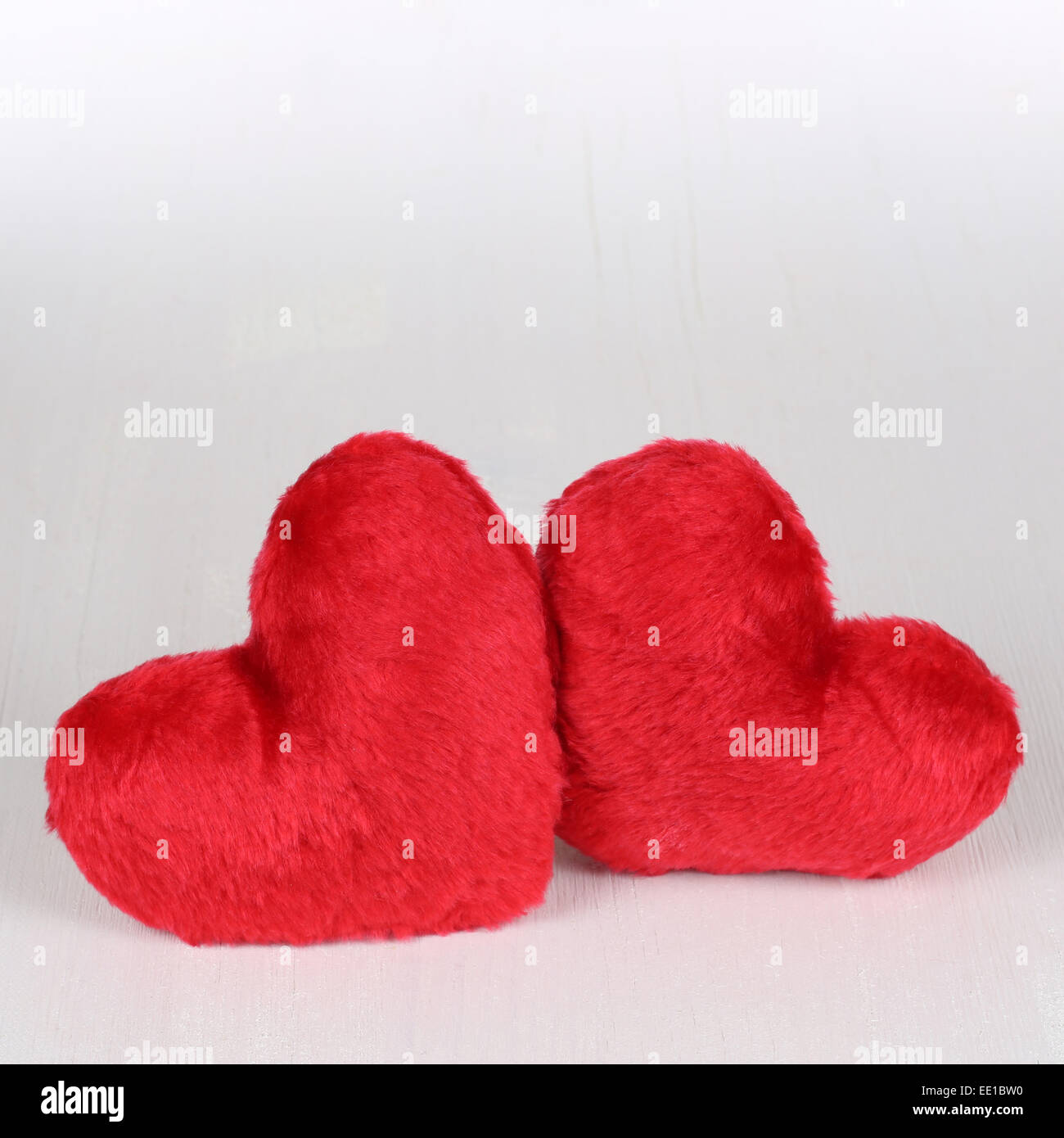 Cuori amore argomento di San Valentino e la festa della mamma con copyspace sul pannello di legno Foto Stock