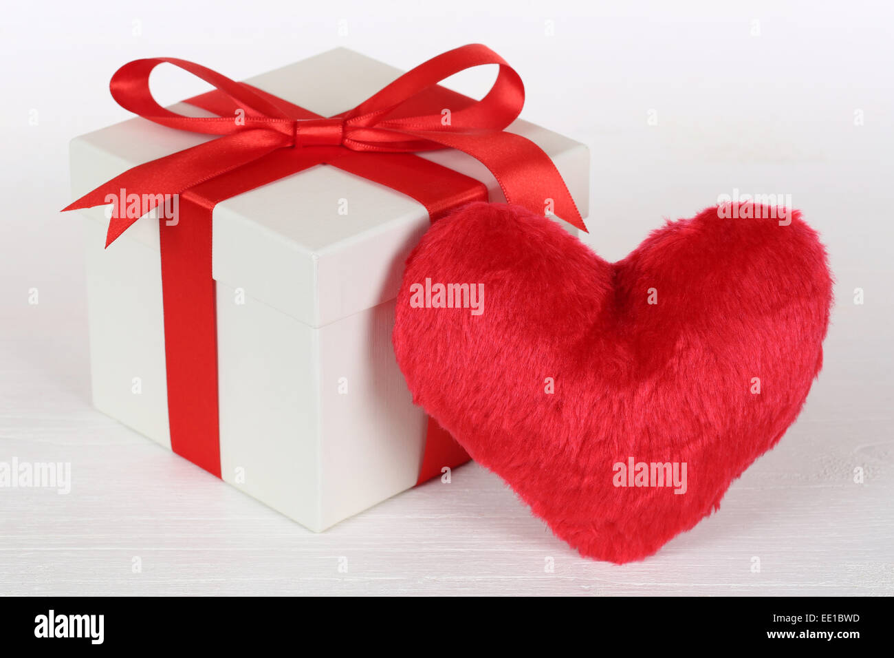 Confezione regalo con fiocco e cuore amore argomento per San Valentino o la festa della mamma regali Foto Stock
