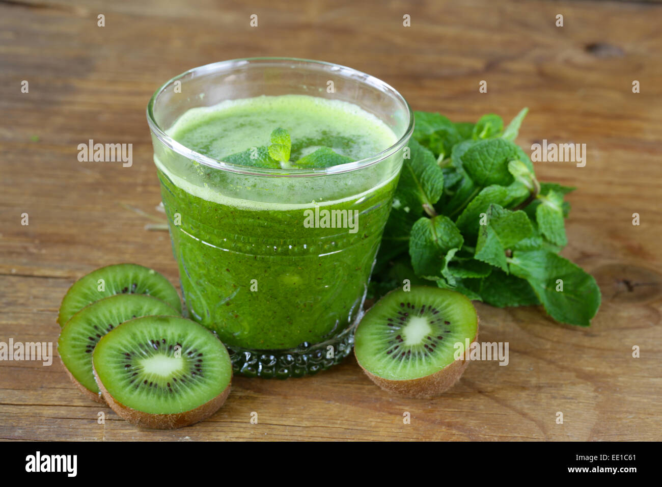 Fresco succo verde kiwi e menta in un bicchiere Foto Stock