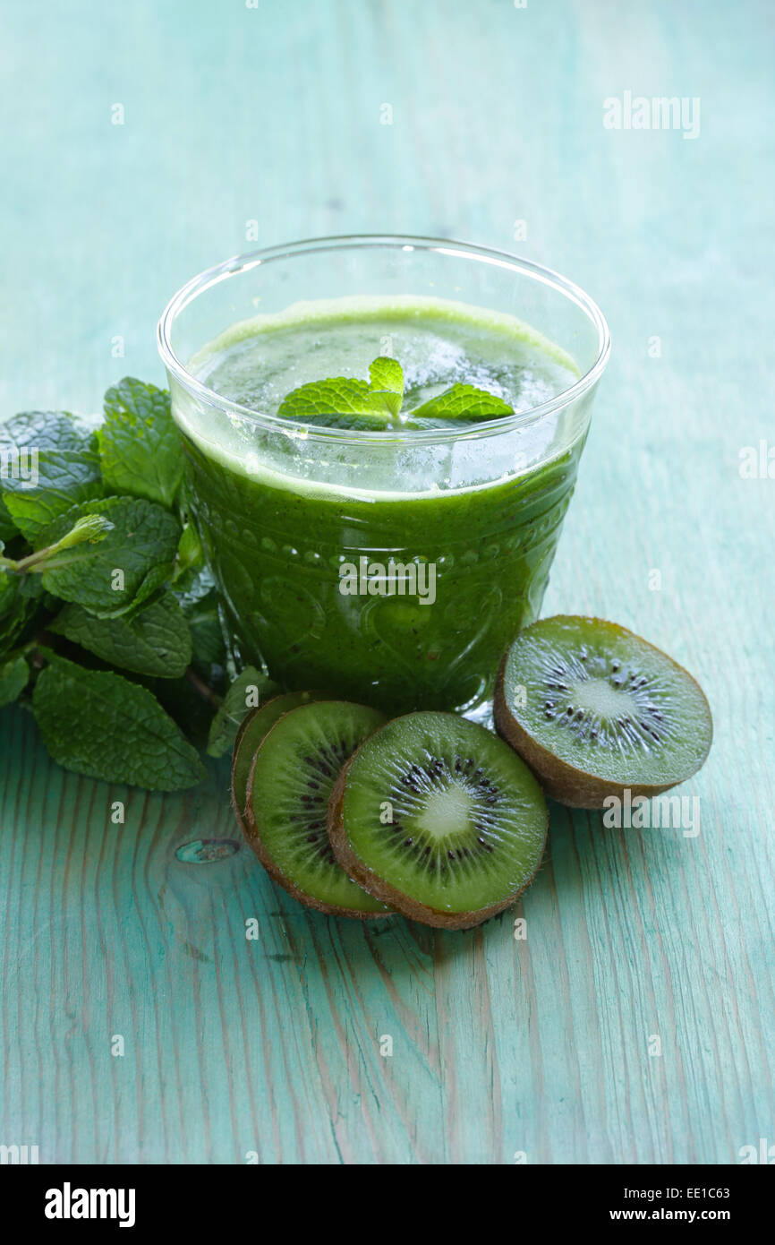 Fresco succo verde kiwi e menta in un bicchiere Foto Stock