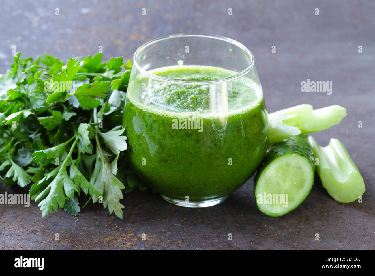 Fresco verde succo di sedano, cetrioli e prezzemolo Foto Stock