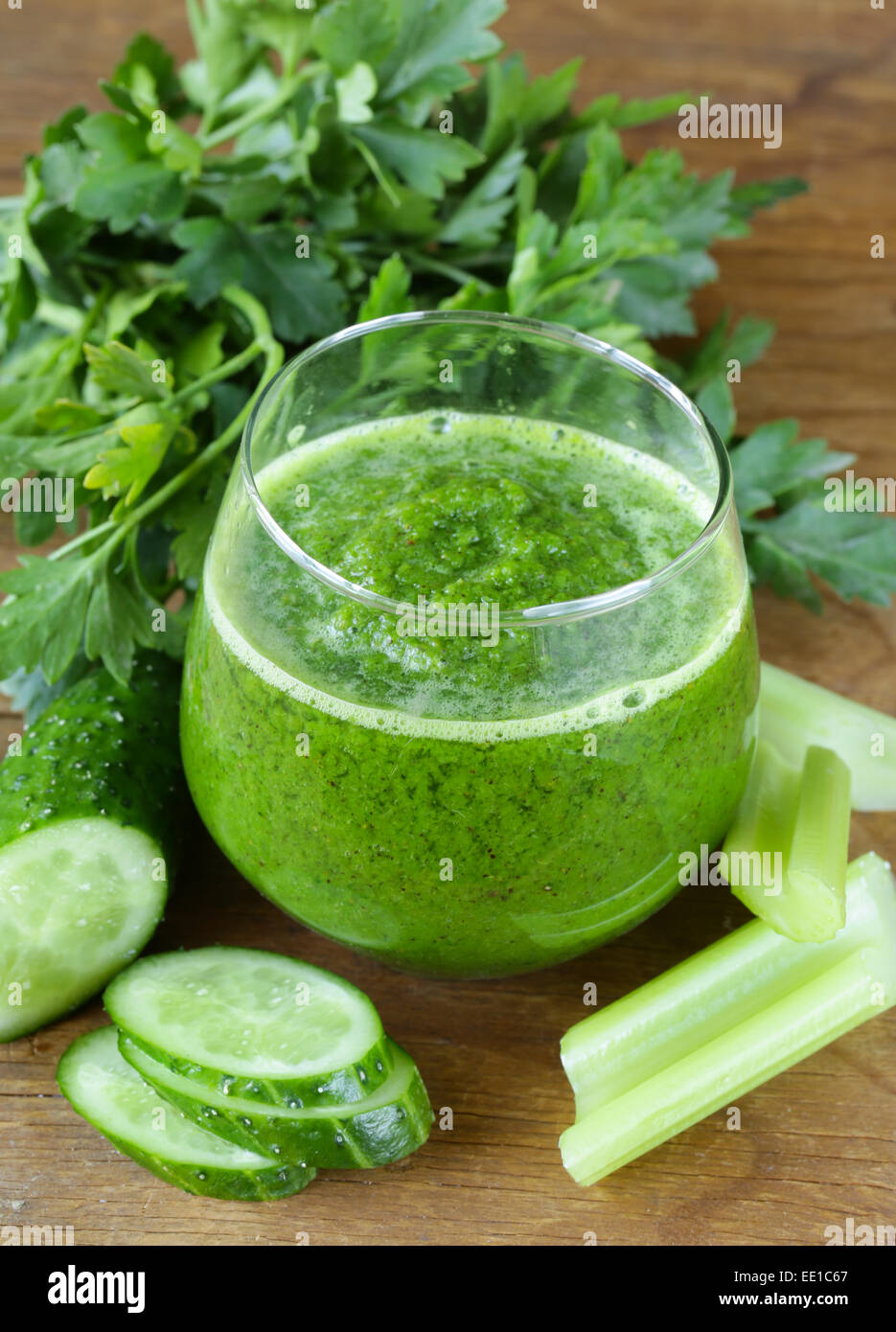 Fresco verde succo di sedano, cetrioli e prezzemolo Foto Stock