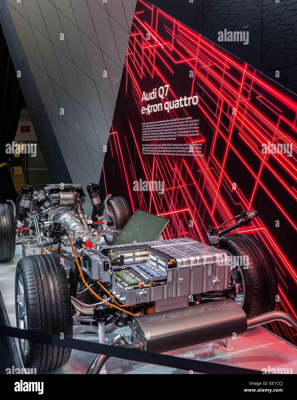 Detroit, MI, Stati Uniti d'America. Xii gen, 2015. Audi Q7 e-tron quattro stupisce al North American International Auto Show del 2015 a Detroit, MI. Credito: Alexis Simpson/ZUMA filo/Alamy Live News Foto Stock