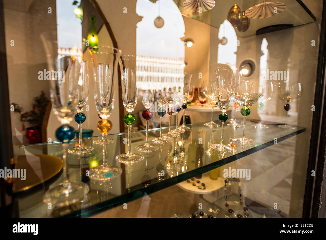 Bicchieri in una vetrina di Piazza San Marco Foto Stock