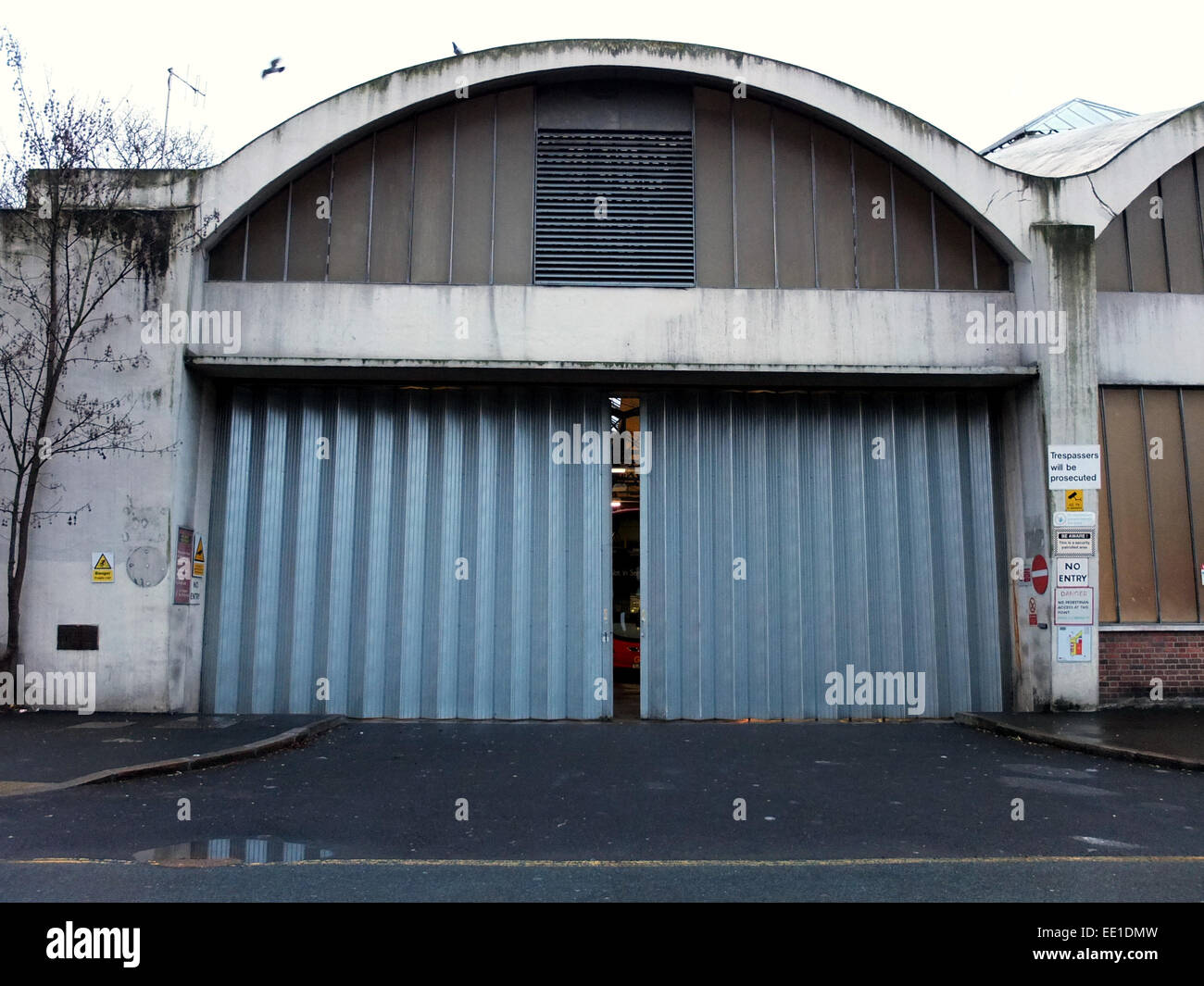 Londra, Regno Unito. Il 13 gennaio, 2015. I conducenti di autobus e di altri membri del sindacato impostare un picchetto fuori linea di Stockwell stazione bus Credito: Nelson pereira/Alamy Live News Foto Stock