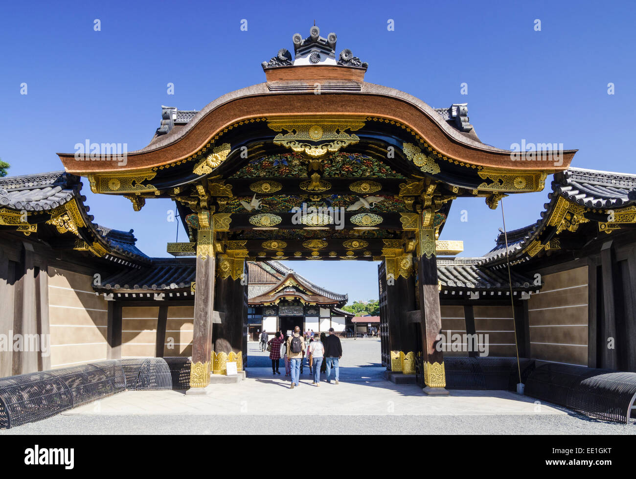 I turisti a piedi attraverso la porta Karamon, il Castello di Nijo, Kyoto, Kansai, Giappone Foto Stock