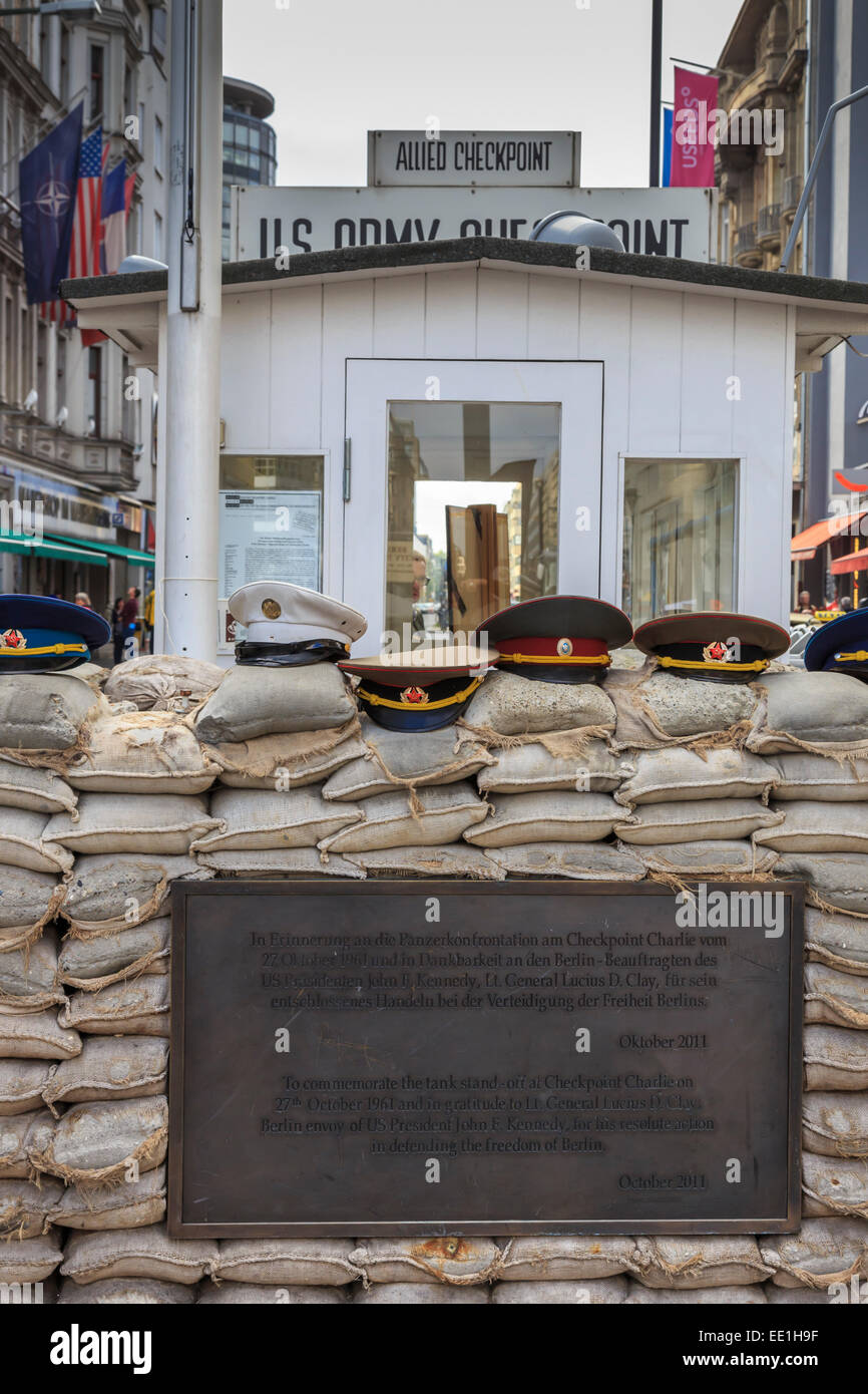 Una lapide commemorativa, Guardiola, sacchi di sabbia e i cappucci uniforme, Checkpoint Charlie, nel quartiere Mitte di Berlino, Germania, Europa Foto Stock