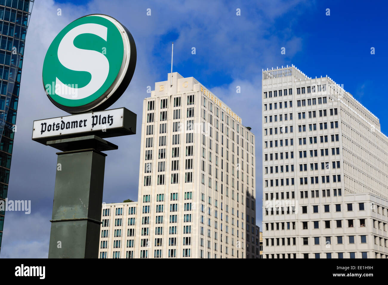 S-Bahn simbolo metropolitana e il centro Beisheim Ritz-Carlton e gli hotel Marriott, Potsdamer Platz, Berlin, Germania, Europa Foto Stock