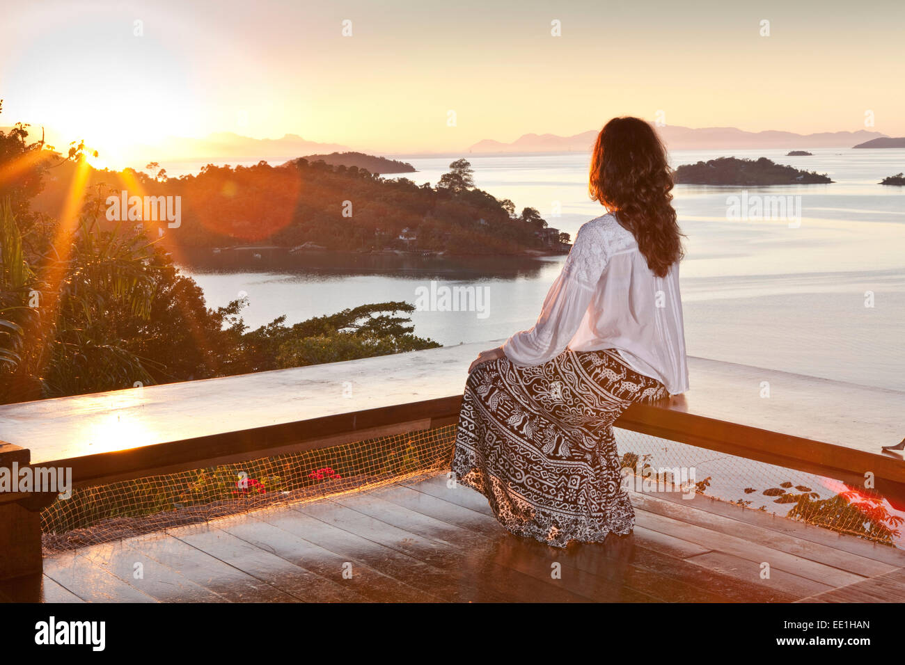 Un cliente seduto al Angatu Guest House, Paraty, Stato di Rio de Janeiro, Brasile, Sud America Foto Stock