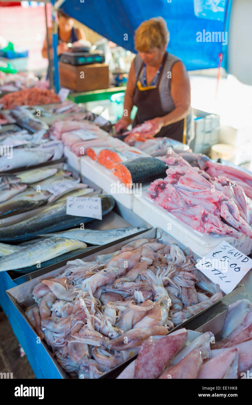 Domenica il mercato del pesce di Marsaxlokk, porto, Malta, Europa Foto stock - Alamy
