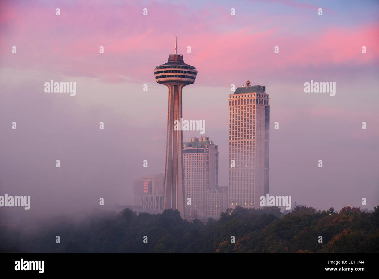 La nebbia da cascate Horseshoe moto vorticoso di fronte la Torre Skylon all'alba, le Cascate del Niagara, Niagara, Canada Foto Stock