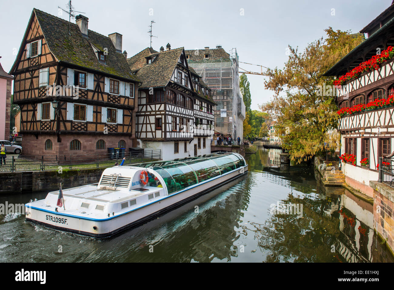 Le imbarcazioni turistiche nella serratura, i conciatori' quartiere Petite France di Strasburgo, Alsazia, Francia, Europa Foto Stock